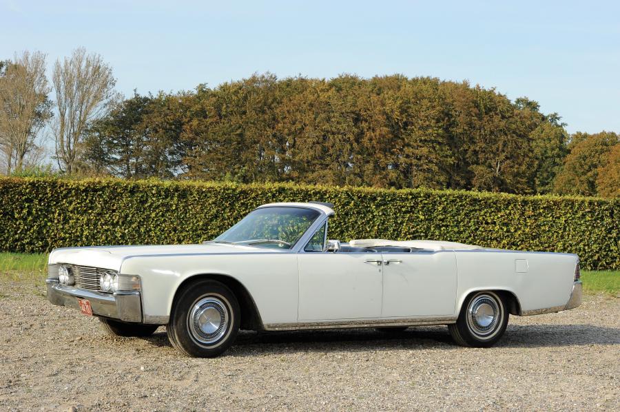  Lincoln Continental Convertible 1965 года  (фото 7 из 22)